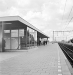 859317 Gezicht op het perron van het N.S.-station Weesp te Weesp.